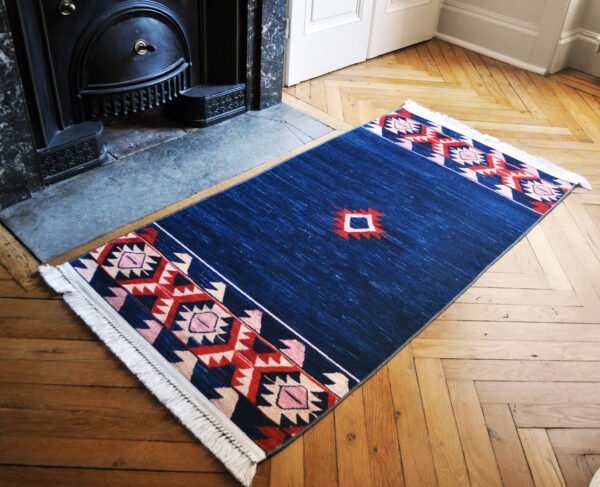 Grand tapis bleu