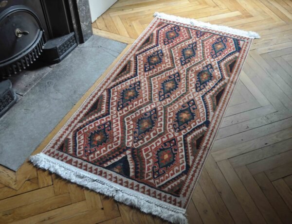 Tapis ethnique multicolore avec motifs tribaux