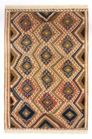 Tapis ethnique multicolore avec motifs tribaux