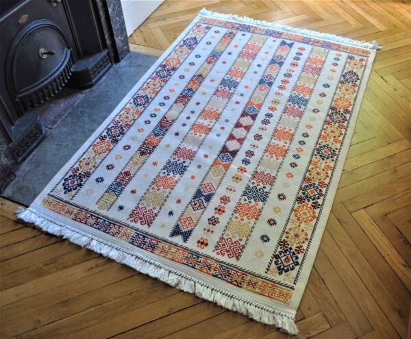 Petit tapis chambre beige multicolore avec le motif de kilim turc "Helvaci"